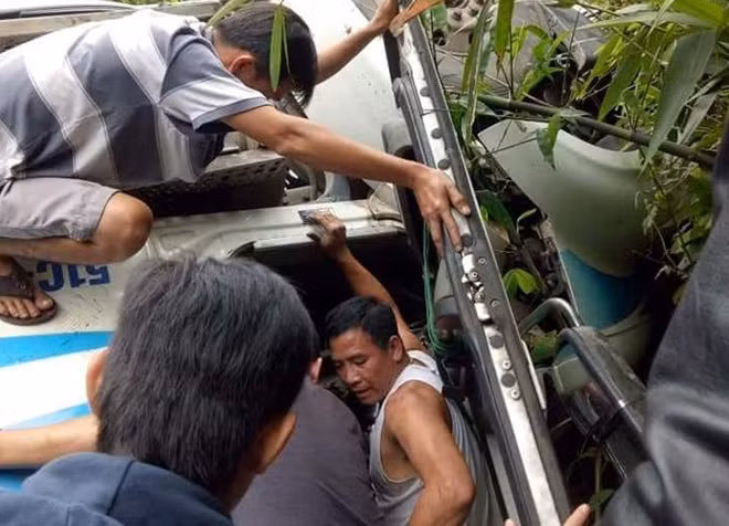 Người dân phá cửa giải cứu tài xế