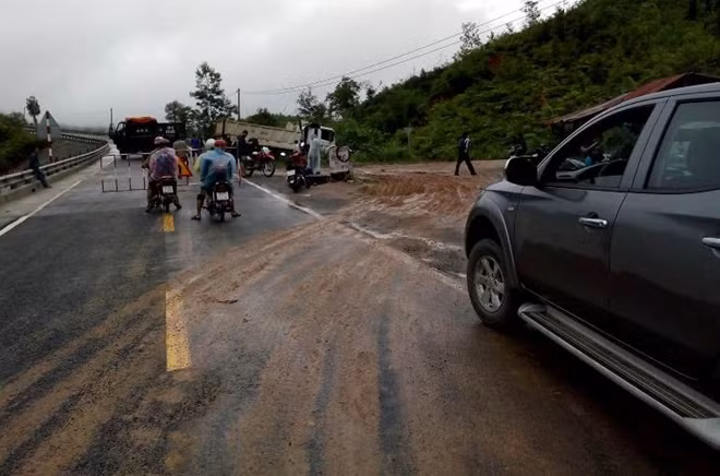 Trước đó, do ảnh hưởng của bão QL27C bị sạt lở nghiêm trọng