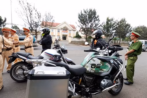 Chốt chặn nhiều mô tô “khủng” chạy 160km trên đường cao tốc