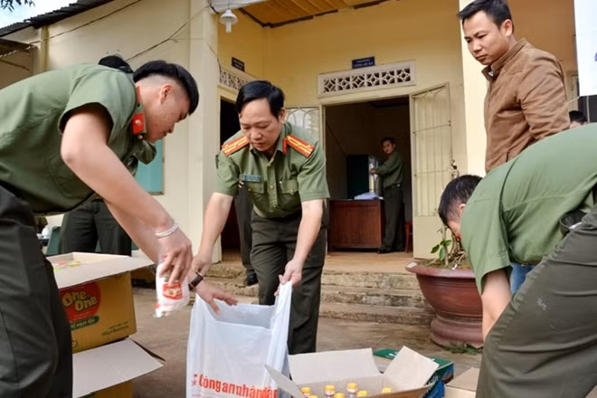 Quà Tết được đóng gói để chuẩn bị trao cho bà con nghèo