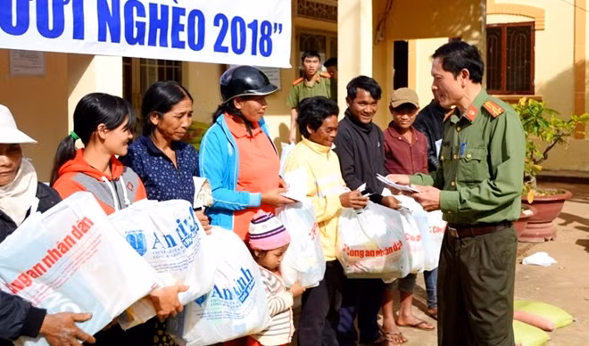 Đại diện Công an tỉnh Lâm Đồng trao quà Tết cho bà con