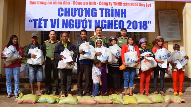 Tổng cộng đã có 500 phần quà Tết đã được trao cho bà con nghèo 5 tỉnh Tây Nguyên.