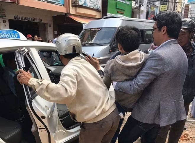 Đưa các nạn nhân đi cấp cứu