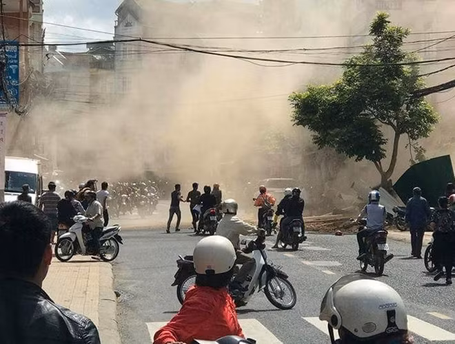 Thời điểm tường nhà sập xuống