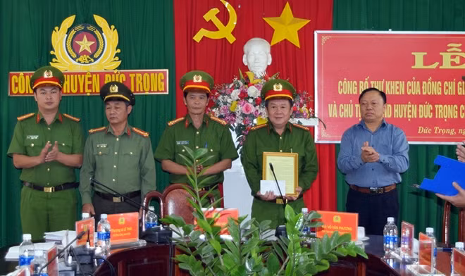 Giám đốc Công an tỉnh Lâm Đồng khen thưởng Công an huyện Đức Trọng