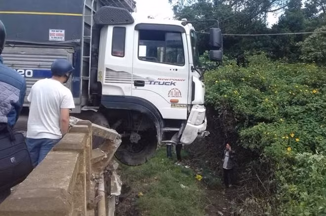 Một phần xe rơi ra khỏi thành cầu