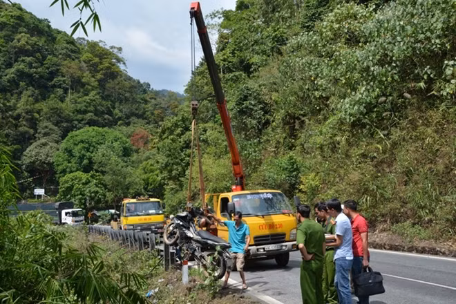 Chiếc xe của nạn nhân bị hung thủ nèm xuống vực trên đèo Bảo Lộc