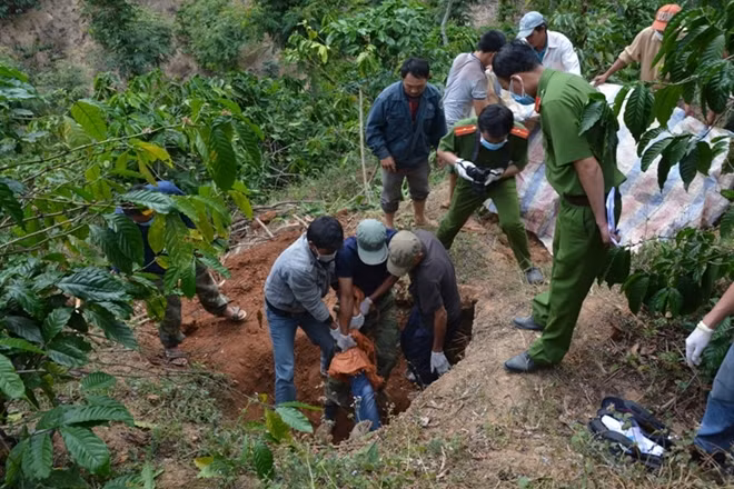 Lực lượng chức năng đưa thi thể nạn nhân lên mặt đất