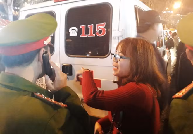 Nạn nhân được đưa lên xe cứu thương chuyển tới Bệnh viện Đa khoa Lâm Đồng