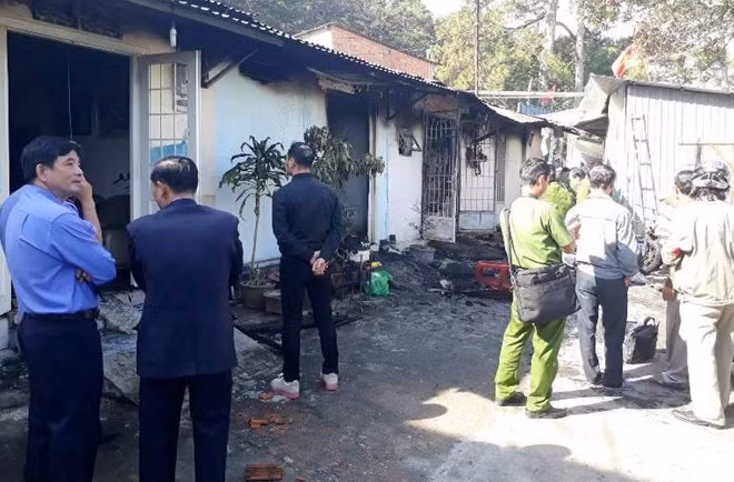 Phía ngoài hiện trường căn nhà xảy ra hỏa hoạn