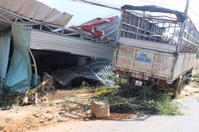 Chiếc xe tông sập một phần hai căn nhà