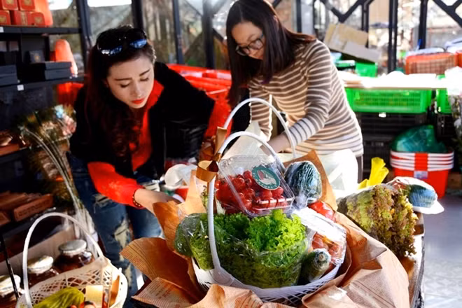 Tại gia đình chị Phạm Thị Thùy Linh, quà Tết bằng nông sản được phân thành hai dạng. Loại giỏ xách tay, thường phù hợp với khoảng cách di chuyển gần, và loại đóng vào hộp giấy cứng để thích hợp với vận chuyển đi xa.