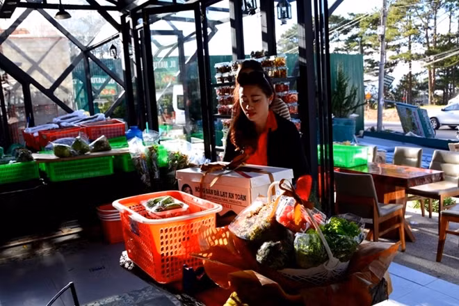 Với hình thức đa dạng, mẫu mã đẹp và chất lượng nông sản tốt, không chỉ gây sự lạ lẫm, tò mò, thích thú cho mọi người mà người được biếu, tặng có thể dùng để chế biến thành các mon ăn hấp dẫn ngày Tết nên rất thiết thực.
