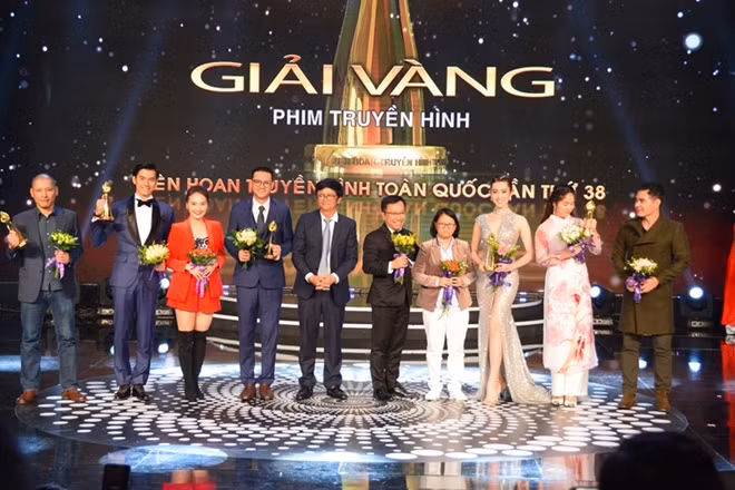 Đại diện các tác giả nhận giải Vàng thể loại phim truyện truyền hình