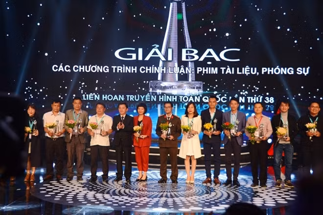 Đại diện các tác giả nhận giải Bạc
