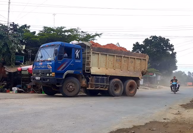 Xe ben có hai biển số khác nhau, cơi nới thùng, chở đất không che chắn trên QL27