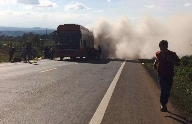 Thời điểm chiếc xe khách bốc khỏi dữ dội
