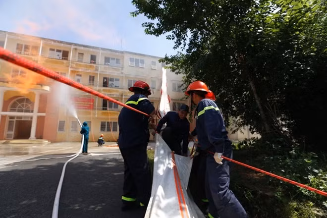 Tình huống giải cứu các nạn nhân ra khỏi vụ hỏa hoạn