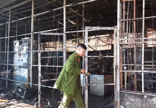 Lực lượng chức năng đã tiến hành khám nghiệm hiện trường xác định nguyên nhân vụ cháy