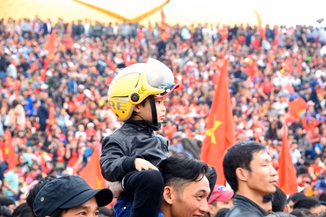 Cái lạnh mùa đông của Đà Lạt trở nên nóng ran trước sự cổ vũ cuồng nhiều của khoảng 15.000 khán giả tại quảng trường Lâm Viên.