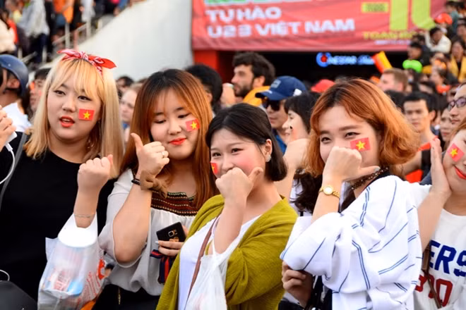 Một nhóm nữ du khách trẻ người Hàn Quốc cũng tới cổ vũ cho đội tuyển Việt Nam