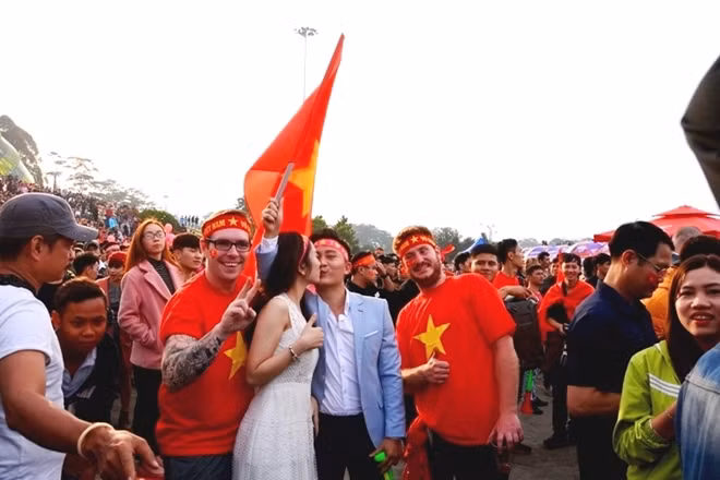 Sau bàn tháng gỡ hòa 1 đều của đội tuyển U23 Việt Nam...