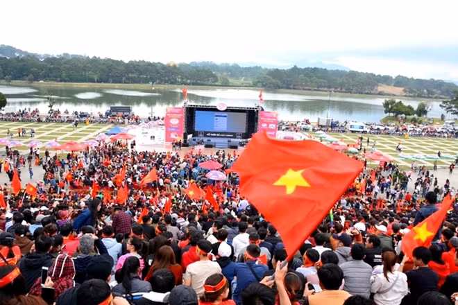Từ đầu giờ chiều, mặc dù còn cả tiếng nữa trận chung kết U23 Châu Á giữa đội tuyển Việt Nam và Uzbekistan mới diễn ra nhưng hàng nghìn người đã đổ về quảng trường Lâm Viên