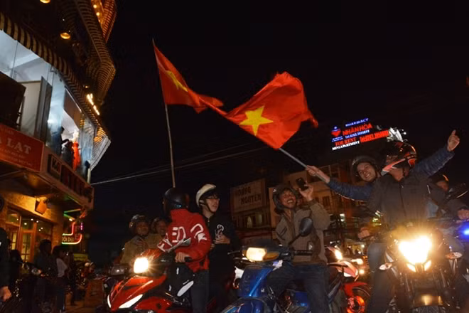 Trời bắt đầu tối, dòng người bắt đầu đổ ra đường