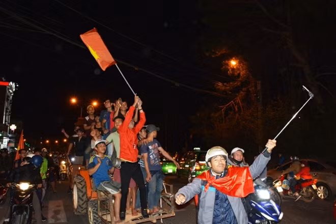 Nông dân ngoại thành Đà Lạt lái máy cày lên phố ăn mừng
