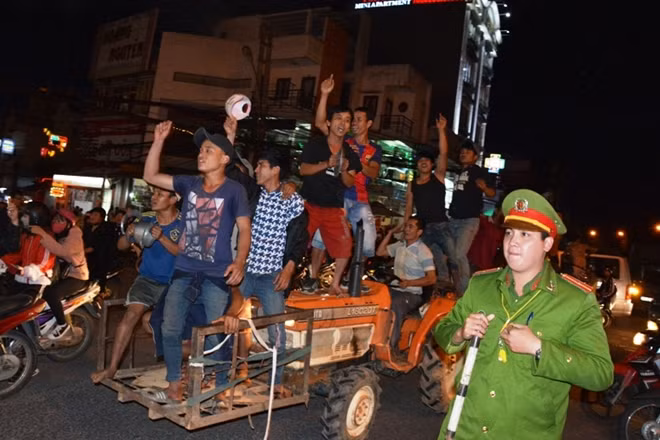 Những chiếc máy cày từ vùng ngoại ô tiến lên trung tâm thành phố ăn mừng chiến thắng của đội tuyển Việt Nam