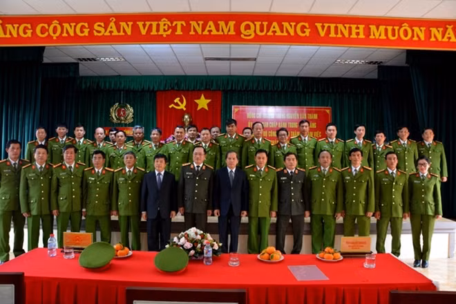 Thứ trưởng Nguyễn Văn Thành chụp hình lưu niệm cùng Bí thư Tỉnh ủy, Chủ tịch UBND tỉnh Lâm Đồng và Cảnh sát PCCC Lâm Đồng.