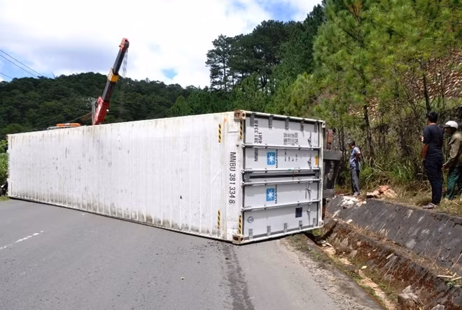Container lật chắn ngang mặt đèo Mimosa
