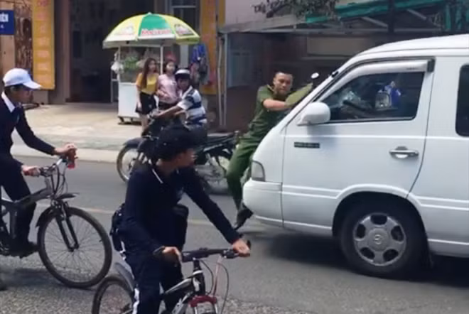 Truy úy Trần Văn Bình bị xe ô tô ủi lê trên đường