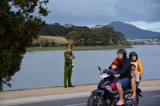 Lực lượng Công an cũng đã được triển khai quanh quảng trường Lâm Viên để giữ an ninh trật tự
