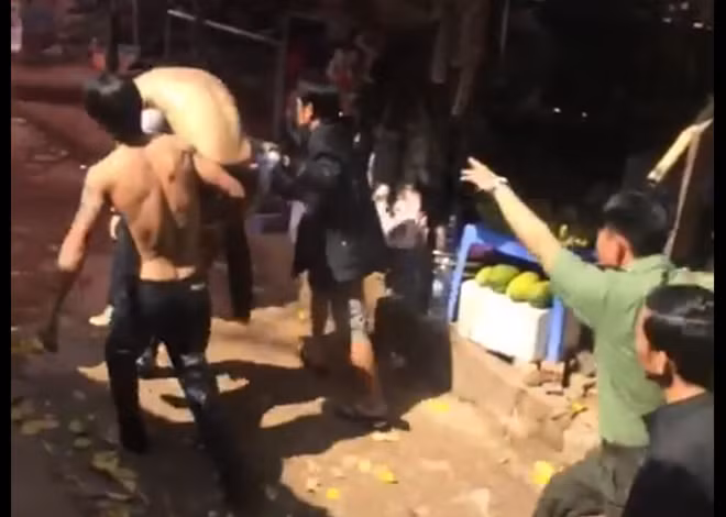 Thời điểm nạn nhân được vớt lên khỏi thác nước. Ảnh cắt từ clip