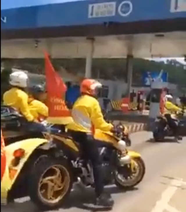 Nhóm người đi mô tô phân khối lớn liên tục dọa Trạm BOT Định An. Ảnh cắt từ clip