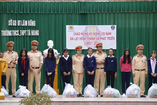 Đội CSGT trao tặng 20 phần quà cho học sinh Trường THCS-THPT Tà Nung.