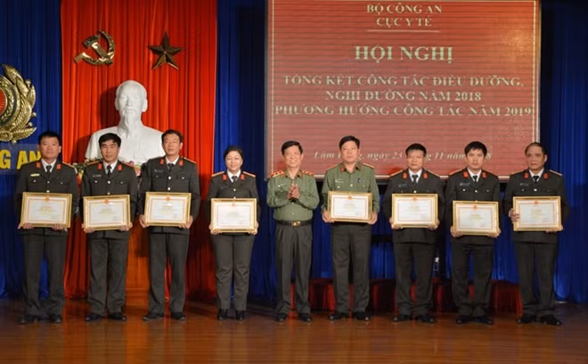 Các tập thể, cá nhân có thành tích xuất sắc được nhận bằng khen của Bộ Công an và Cục Y tế