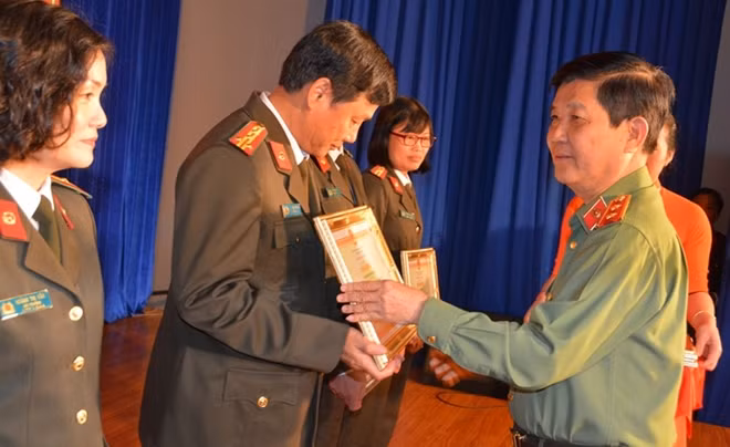 Thứ trưởng Nguyễn Văn Sơn trao bằng khen cho các tập thể, cá nhân
