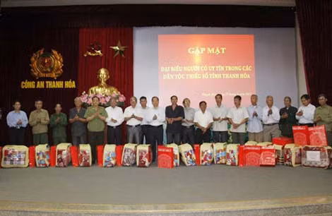 Tặng quà cho các già làng, trưởng bản người có uy tín trong đồng bào dân tộc thiểu số ở 11 huyện miền núi tỉnh Thanh Hóa. Tặng quà cho các già làng, trưởng bản người có uy tín trong đồng bào dân tộc thiểu số ở 11 huyện miền núi tỉnh Thanh Hóa.