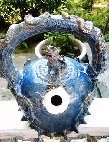 Chiếc bình vôi cổ có niên đại thời Nguyễn với nhiều họa tiết hoa văn tinh xảo.