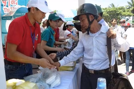 Nhiều phụ huynh đưa con đi thi rất xúc động khi nhận phần cơm, nước uống từ đoàn viên, sinh viên tình nguyện.