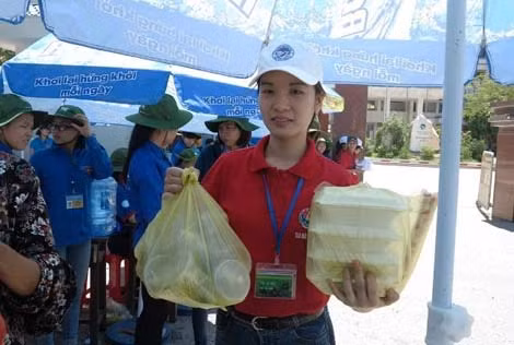 Một sinh viên chuẩn bị mang hàng chục suất cơm đưa đến tận phòng trọ cho thí sinh và phụ huynh.