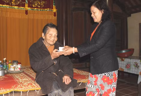 Dù đã 98 tuổi nhưng cụ Nguyễn Thanh Thị Hén ở làng cổ Phước Tích vẫn rất minh mẫn. Dù đã 98 tuổi nhưng cụ Nguyễn Thanh Thị Hén ở làng cổ Phước Tích vẫn rất minh mẫn.