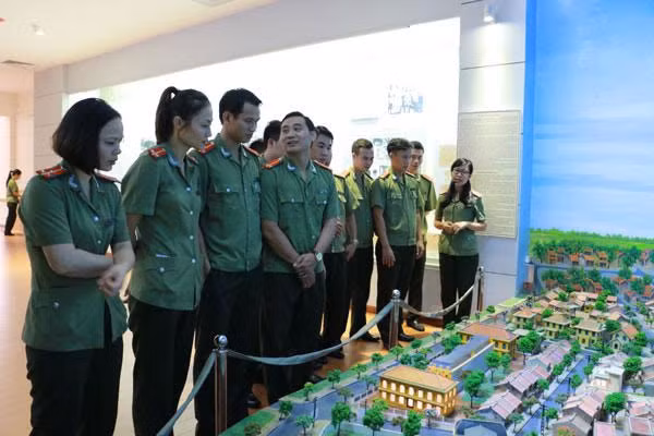 Các chiến sĩ Công an trẻ đến thăm quan các hiện vật.