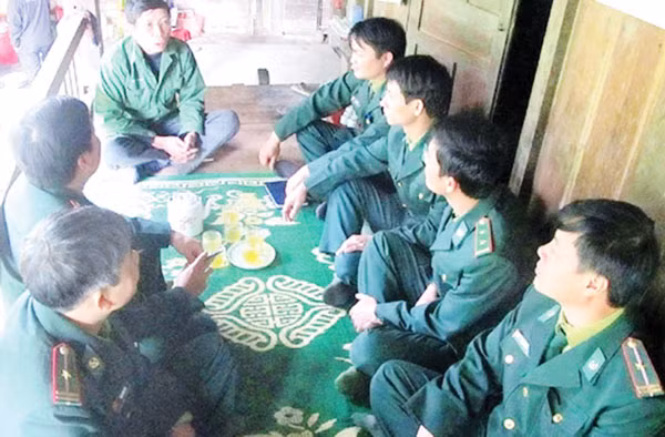 Bộ đội Biên phòng Hà Tĩnh thăm hỏi bà con dân bản vùng biên giới. Bộ đội Biên phòng Hà Tĩnh thăm hỏi bà con dân bản vùng biên giới.