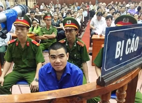 Vi Văn Hai bình thản tại phiên tòa xét xử ngày 30/9. Vi Văn Hai bình thản tại phiên tòa xét xử ngày 30/9.
