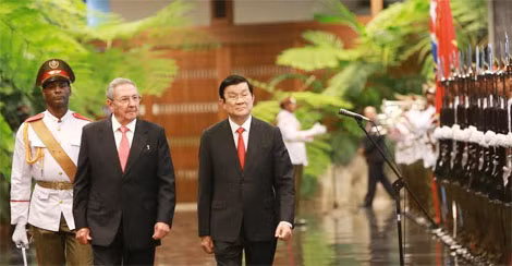 Chủ tịch nước Trương Tấn Sang và Chủ tịch Raul Castro duyệt đội danh dự.