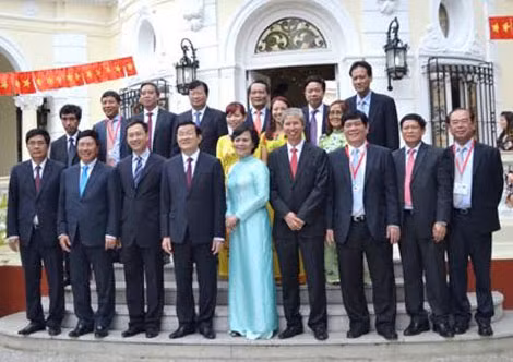 Chủ tịch nước Trương Tấn Sang chụp ảnh lưu niệm với cán bộ, nhân viên Đại sứ quán Việt Nam tại Cuba và bạn bè Cuba tại trụ sở Đại sứ quán ở thủ đô La Habana.