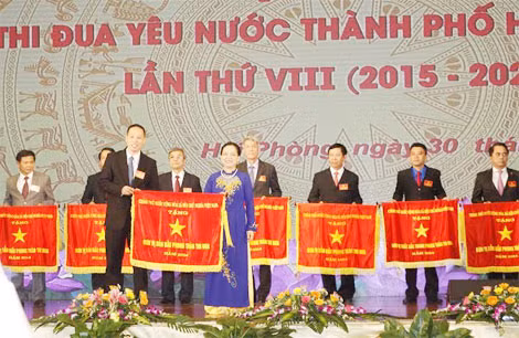 Đồng chí Trần Thị Hà trao Cờ thi đua xuất sắc của Chính phủ cho các tập thể.
